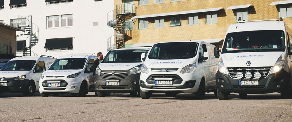 Foto på några av Hedström & Kroons servicebilar.